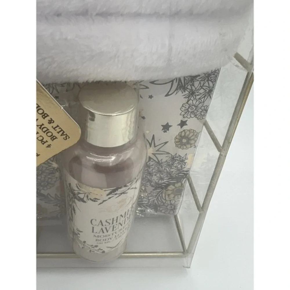Paris Hilton Robe Gift Set With Body Wash Bath Salt And Body Lotion New With Tag